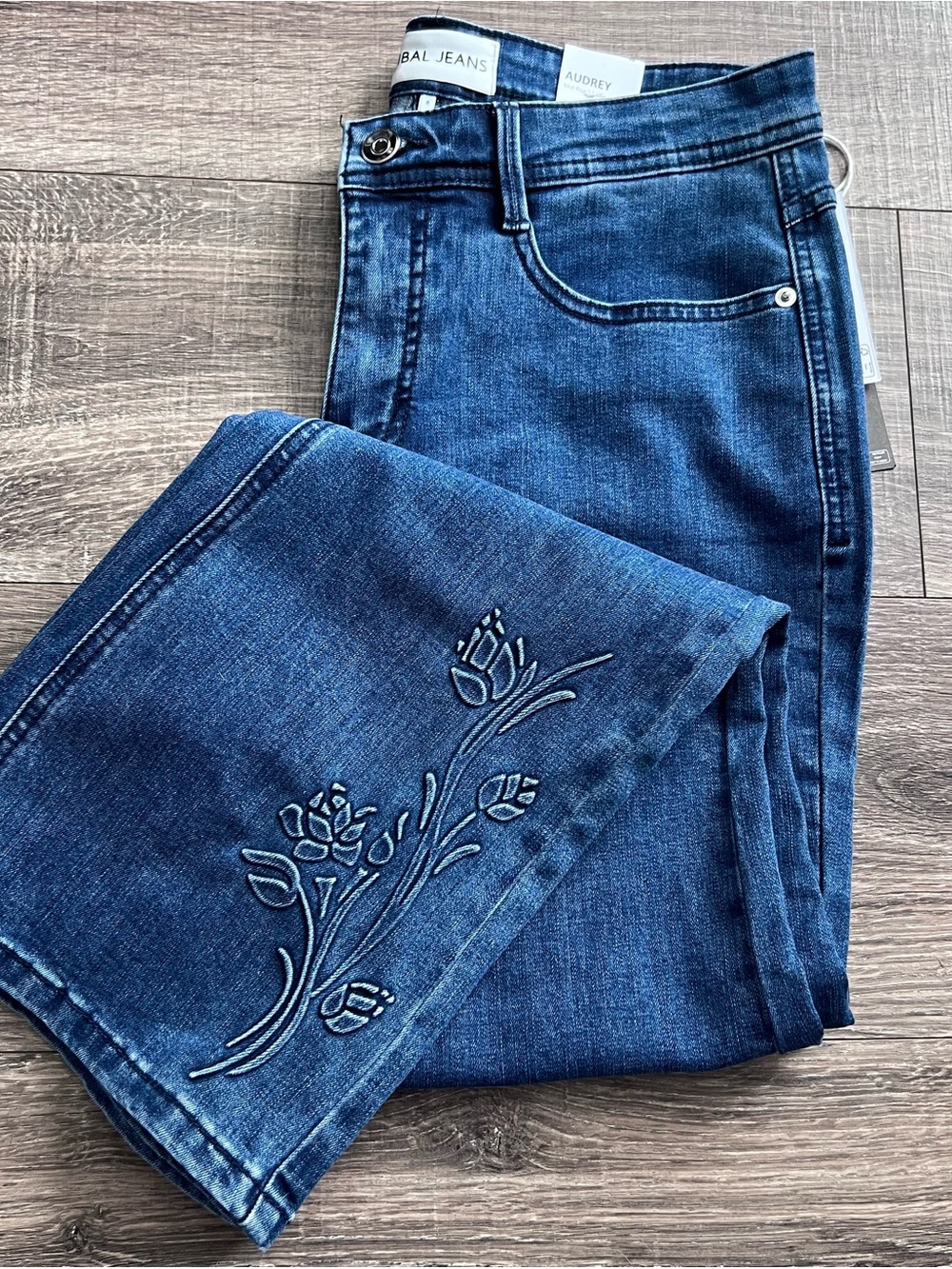 NWT Tribal Audrey Mid Rise Embroidered Flare Jeans Size 8